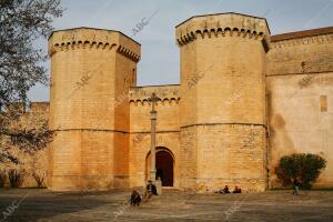 Monasterio de Poblet, Puerta Real, flanqueda por las dos torres poligonales