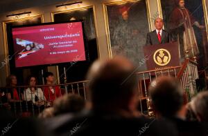 El presidente del Banco Santander, Emilio Botín, en la junta de accionistas de...