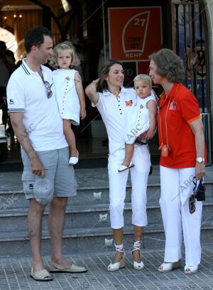 la reina con ssaarr los principes de ssturias y las infantas leonor y sofia en...