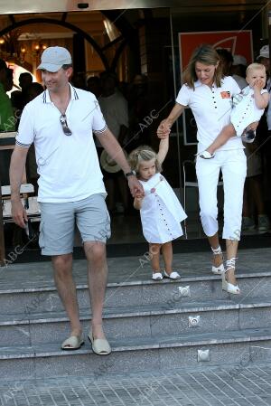 la reina con ssaarr los principes de ssturias y las infantas leonor y sofia en...