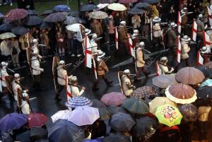 Figurantes participan en la celebración del desfile histórico que recrea la...