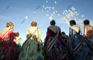 La comisión de falleras observa la «mascletà» napolitana, en la playa de la...