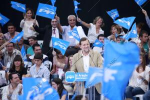 _El presidente del Partido Popular, Mariano Rajoy, y su presidenta regional,...