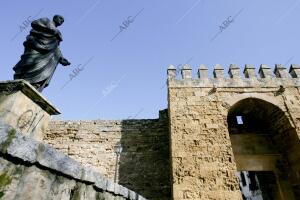 Estatua de Seneca en la puerta de Almodóvar