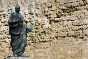 Estatua de Seneca en la puerta de Almodóvar