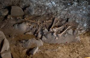 Presentación del descubrimiento en la «Cueva del Mirador» : el enterramiento de...