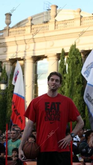 El jugador de los Lakers Pau Gasol ha asistido esta tarde en Montjuic A un juego...