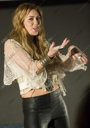 Encuentro de la cantante y actriz Miley Cyrus con sus fans en el cine Ideal