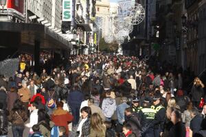 Multitud de personas de compras por la calle Preciados de Madrid