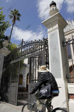 Fotos al edificio de la Gerencia de Urbanismo en la Avenida de Medina Azahara