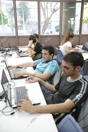 Estudiantes en la biblioteca de arquitectura en Reina Mercedes