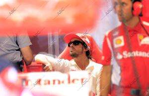 Fernando Alonso descansando después de los entrenmientos del Gran Premio de...