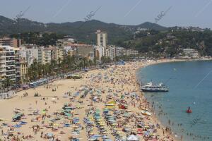 Vista de la playa llena de turistas