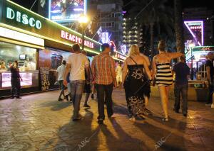 Zona de Ocio de Benidorm, turistas ingleses disfrutan de locales en la calle...