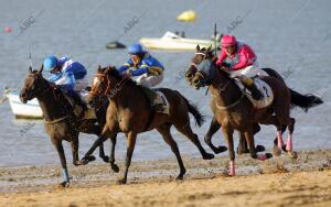 Los jinetes luchando por ganar el primer puesto en las carreras