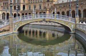 En la imagen, uno de los puentes de la plaza de España