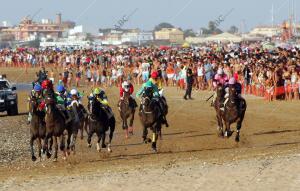 Una imagen de la playa de Sanlúcar durante la carrera de caballos