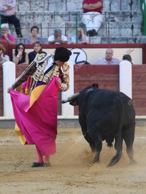 Daniel Luque en su primer toro en la feria de la Virgen de San Lorenzo, patrona...