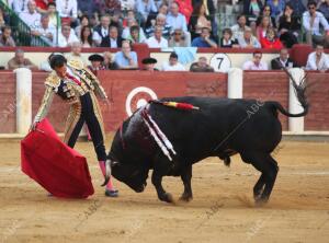 Leandro en su segundo toro en la feria de la Virgen de San Lorenzo, patrona de...