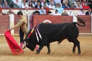 Leandro en su segundo toro en la feria de la Virgen de San Lorenzo, patrona de...