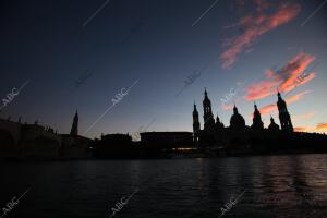 Atardecer del Pilar desde el puente de piedra sobre el Ebro foto Fabian Simon...