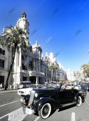 concentración de coches clasicos en la Plaza del Ayuntamiento de Valencia