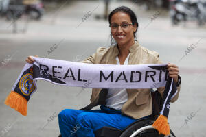 Teresa Perales con bufanda del Real Madrid