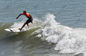 Un surfista en la playa de la Malvarrosa