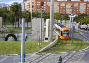 Tram a su paso por el Bulevar del Plá, confluencia con Padre Esplá Foto Juan...