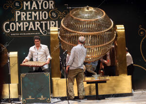 preparativos en el teatro real para el sorteo de la loteria de navidad