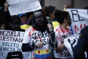 Venezolanos se manifiestan frente al Círculo de Bellas Artes, donde se inaugura...