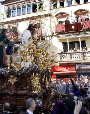 En la imagen, en la Campana para presenciar los desfiles procesionales