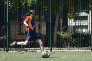 En la imagen, Pablo Iglesias con una camiseta de España con los colores de la...