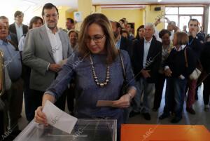 En la imagen, Mariano Rajoy y su esposa Elvira durante las votaciones