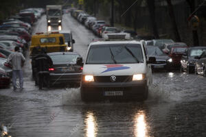 Inundación en la calle Telémaco, por la fuerte lluvia en Madrid