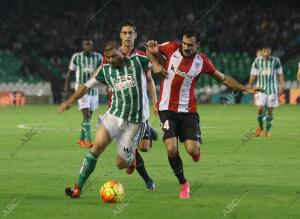 Joaquín protege el balón ante la presencia de Balenziaga
