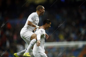 En la imagen, Cristiano Ronaldo marca y celebra un gol