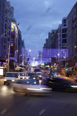 El tráfico en la gran Vía, con la iluminación de Navidad