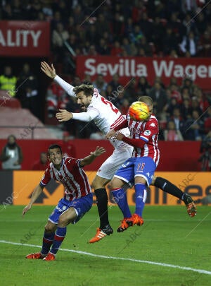 Momento en el que el colegiado pitó el penalti sobre Llorente favorable al...