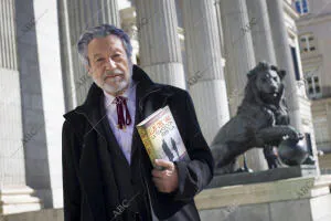 El periodista Luis del Val, con su libro sobre la transición