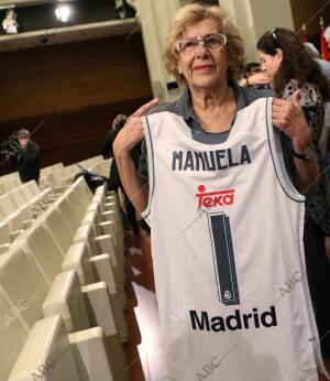 La alcaldesa de Madrid, Manuela Carmena, Recibe al Real Madrid de baloncesto,...