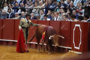 En la imagen, Morante de la Puebla, en el cuarto toro, al que cortó dos orejas