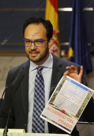 En la imagen, Antonio Hernando enseña el documento confeccionado por Compromis