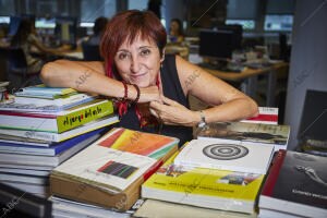 Entrevista a la escritora Elia Barceló en la redacción de ABC