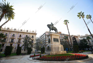 Estatua de Jaime I en la plaza del Parterre