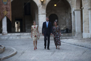 El Rey Felipe VI junta a doña Letizia y la reina Sofía ofrecen una recepción a...