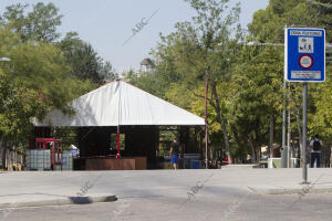 Instalación de una carpa para representaciones teatrales en la cuesta de Moyano