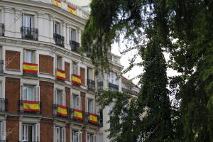 Banderas de España colgadas en los balcones