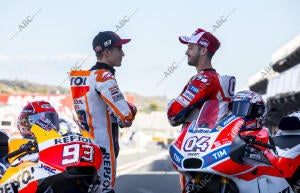 Marc Márquez posa junto a Andra Dovicioso, en el Circuito de la Comunidad...