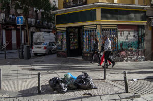 La suciedad y la basura y los residuos invaden las calles de Lavapiés